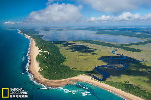 莫三比克計畫在歐魯角海洋保留區內興建工業港區，這將會威脅到非洲南部生態最豐富的一些珊瑚礁──也就是圖中近海處的暗色區域。攝影：Thomas P. Peschak；圖片提供：《國家地理》雜誌中文版2014年12月號