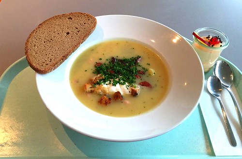 Westphalian potato soup with herbs, mettwurst slices & oven bread / Westfälische Kartoffelsuppe mit Kräutern, Mettwurst & Hausofenbrot