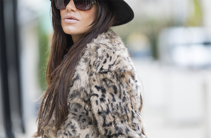 street style barbara crespo fluffy coat hake bag leopard print hat fashion blogger outfit blog de moda