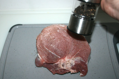 15 - Schweinebraten mit Pfeffer & Salz würzen / Season pork roast with salt & pepper
