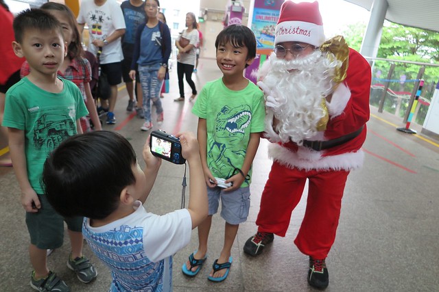 Jerry takes a picture of Hiroshi & Santa. 