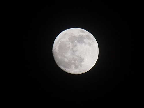 18. Obligatory New-Zoom-Lens Moon Photo