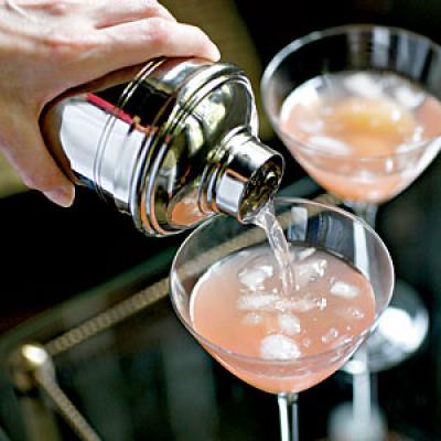 0811p94-pink-grapefruit-lychee-cocktail-m