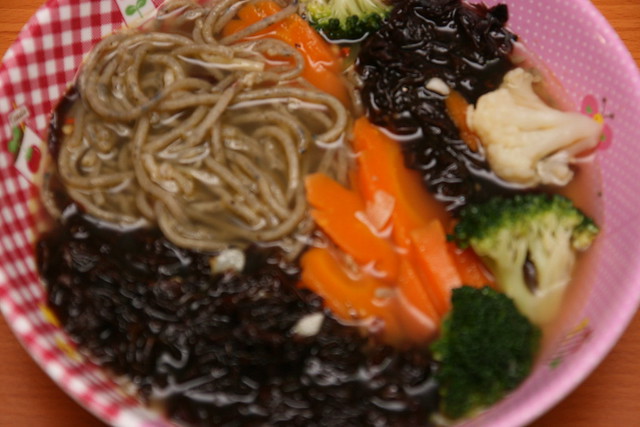 Seaweed noodles in vegetable broth