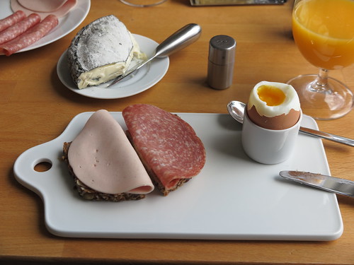 Fleischwurst und Salami (der Bio-Marke Janssen) auf Saftkornbrot zum Frühstücksei