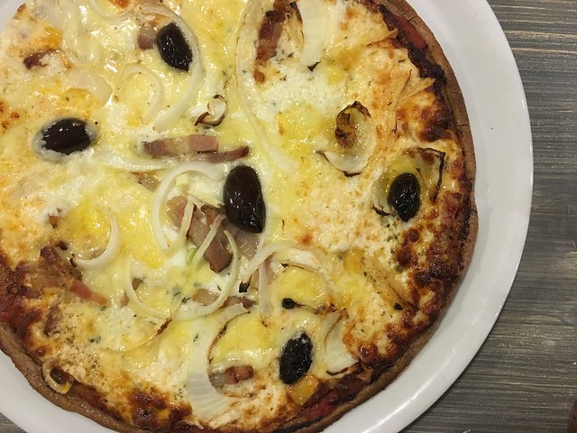 Creamy 4-cheese gluten-free pizza at La Coutinelle in Montpellier France