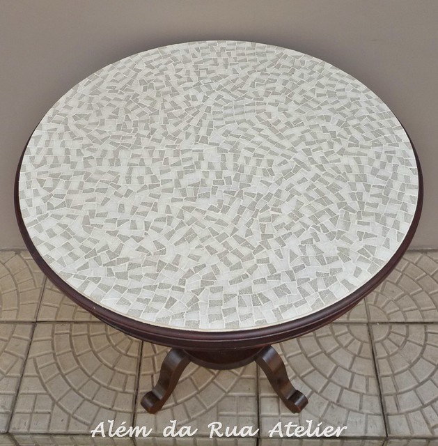 Mesa de madeira com tampo de mosaico
