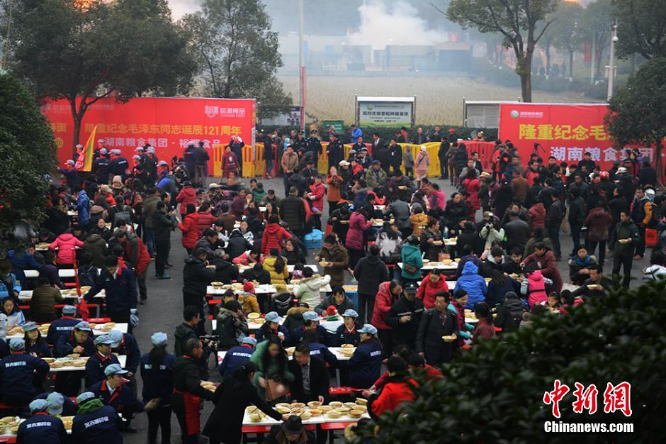 2014年12月26日，数万民众来到湖南韶山同吃福寿面,以此纪念毛泽东诞辰121周年。根据传统,当地每年都会自费准备大锅面,免费派发给全国各地前来纪念毛泽东的人士。