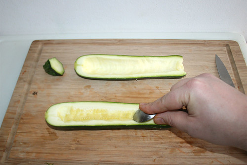 20 - Zucchini ausschaben / Scrape out zucchini