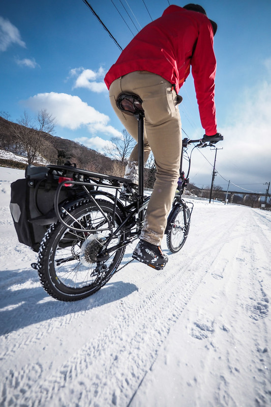 2015 Tern Verge S27h folding touring bicycle on winter snow (Muroran City, Japan)