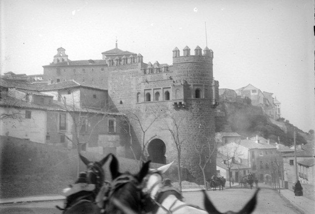 Puerta del Sol en 1899. Fotografía de René Ancely © Marc Ancely, signatura ANCELY_1899_2543_2547