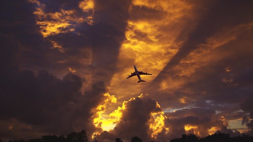 sunset zonsondergang landing vliegtuig plane airplane zonnestralen sunbeams rawtherapee