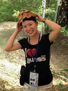 林珮芸擔任藝術季翻譯達人，頭上戴著樹葉帽子。圖片來源：林珮芸