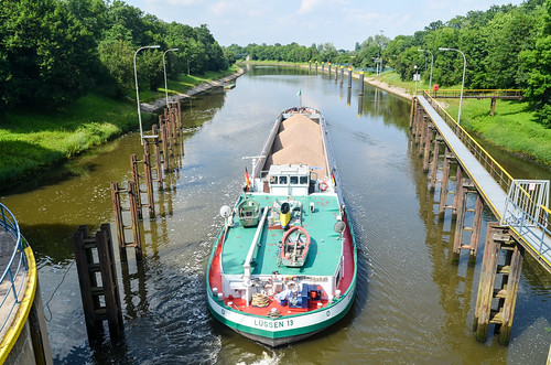 alamy161016 barge boat canal cycletouring cyclotourisme europe freewheelycom germany lock jbcyclingnordkapp alamy