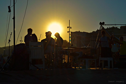 sunset silhouette musicians spain nikon dusk livemusic band espana goldenhour settingup calella bandsettingup d3100 ommotimagery