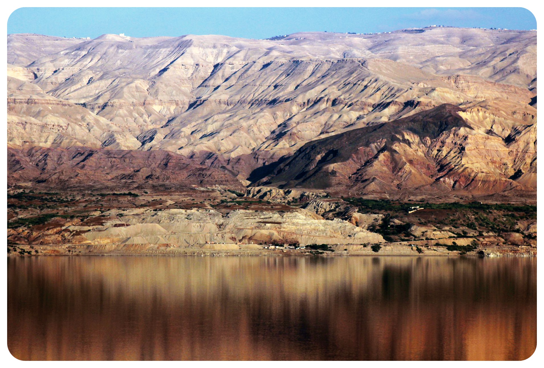 the dead sea with jordan mountains