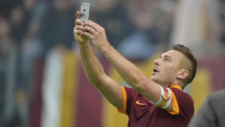 150111_ITA_AS Roma_v_Lazio_2_2_Francesco_Totti_selfie_LHD