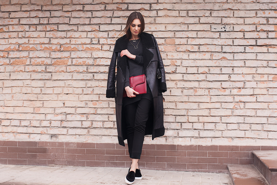 black-shearling-coat-outfit-street-style-sport-chic
