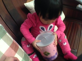 正在組合外婆特製的奶粉罐玩具（蓋子蓋反了XD）