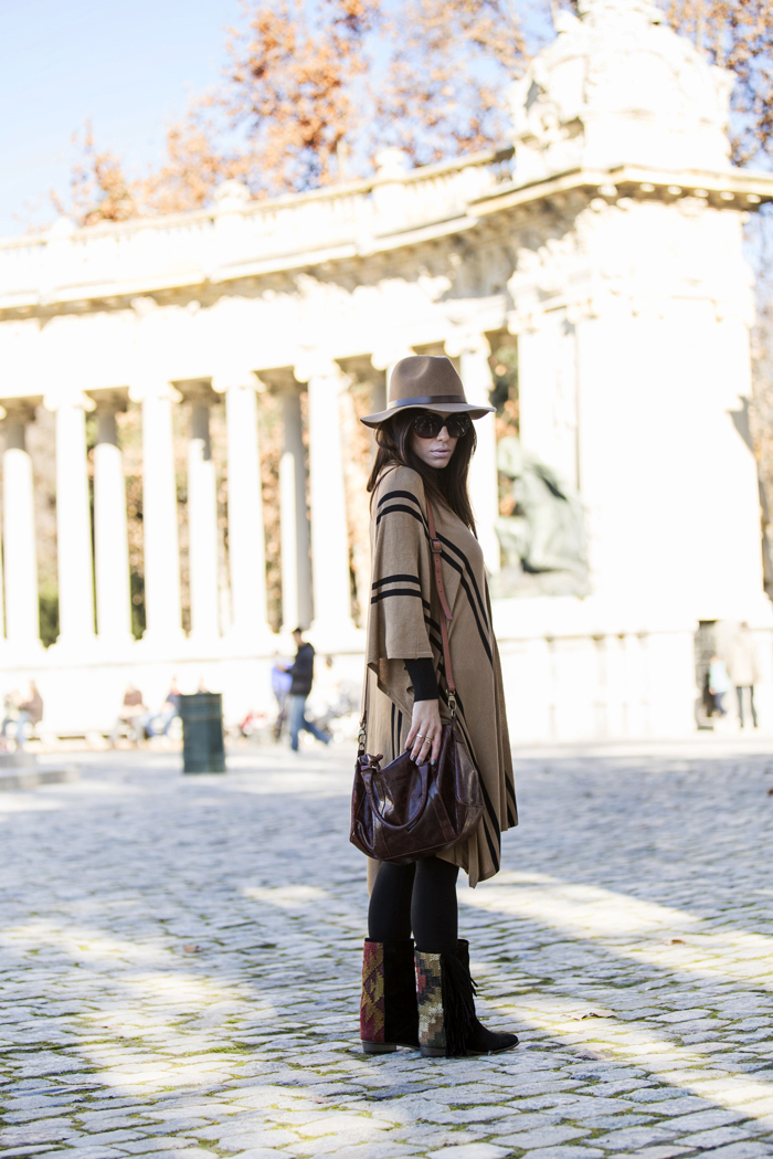street style barbara crespo how sty boots retiro poncho outfit fashion blogger hake bag blog de moda