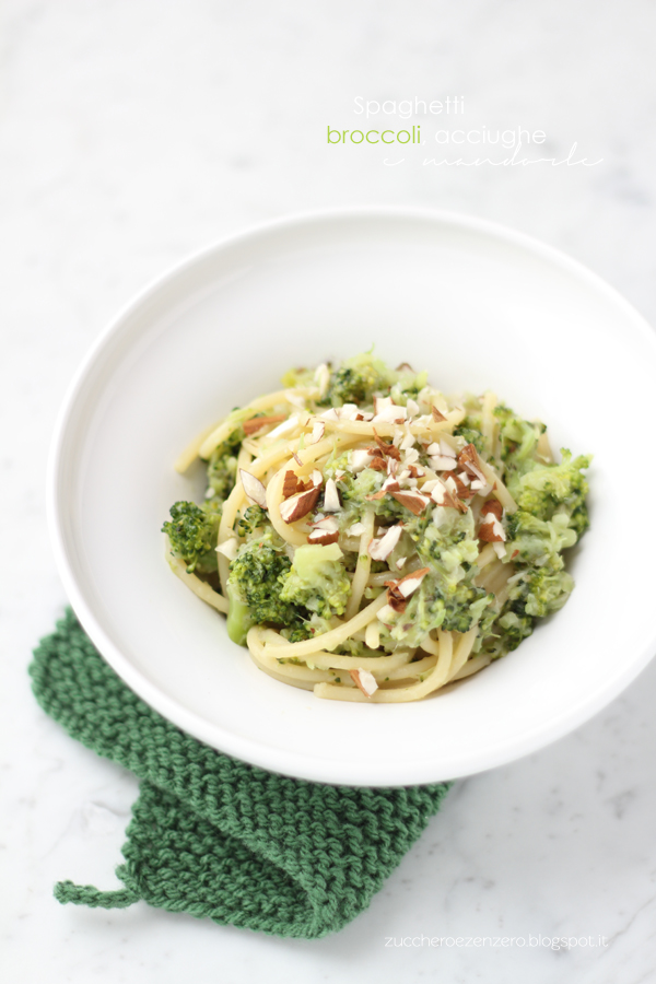 Pasta ai broccoli, acciughe e mandorle