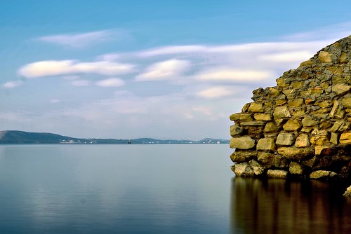 sea sky wall clouds stones greece elefsis minoltasonyaf28mmf28 θάλασσα ουρανόσ σύννεφα τοίχοσ πέτρεσ ελευσίνα