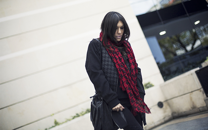 street style barbara crespo houndstooth pattern c&a coat it shoes black and red outfit blog de moda fashion blogger