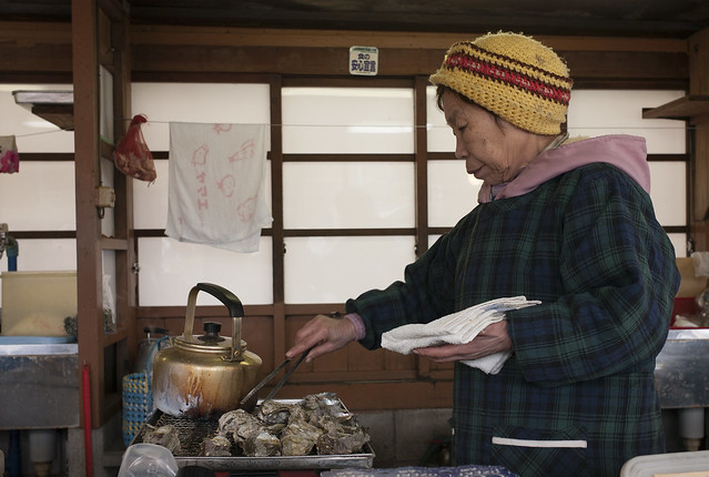 The old woman who grills Oysters