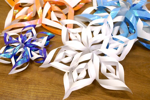 紙で手作り 雪の結晶と星のオーナメントの作り方 Icoro