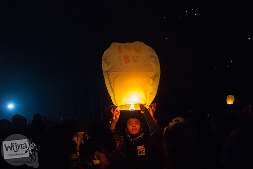 Lampion persembahan untuk orangtua yang diterbangkan salah satu pengunjung Dieng Culture Festival 2014