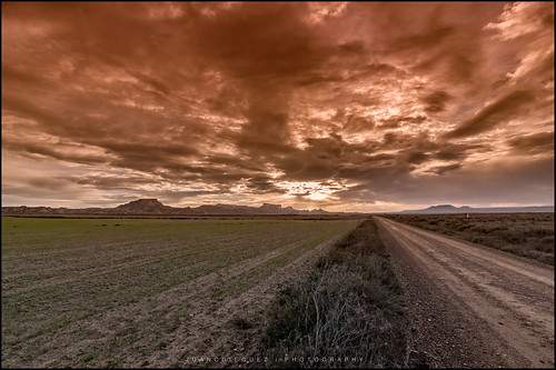 españa europa carretera amanecer nubes desierto navarra puntodefuga entorno mélida cieloanaranjado reservanaturalydelabiosfera