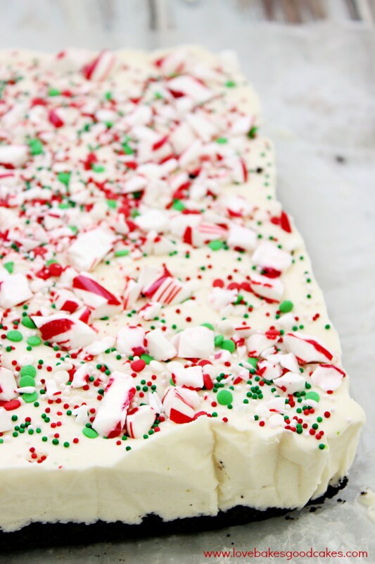 White Chocolate Peppermint Fudge - SOOOO easy and delicious! Makes a great gift or addition to holiday trays!