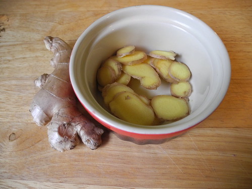 Ginger, whole and sliced