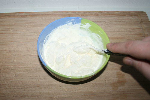 41 - Schmand cremig rühren / Stir sour cream til creamy