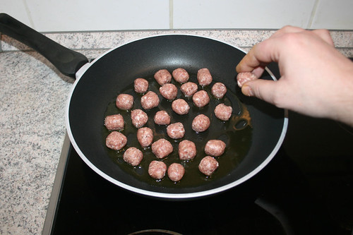 14 - Bratwurstbällchen hinein geben / Add sausage balls