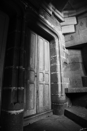 nb bw monochrome door porte tour chateau castle tower ranes normandie france normandy village old escalier stairs light illuminated