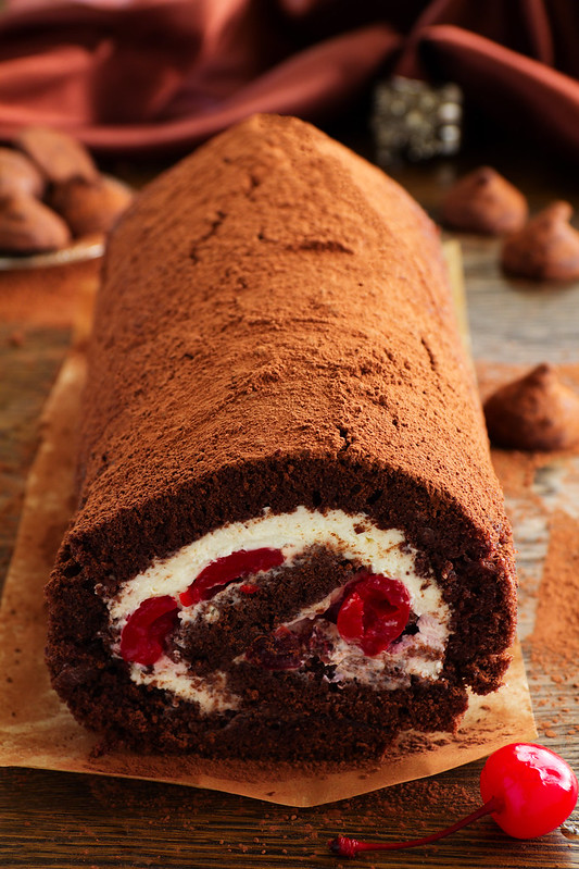 Roll "Black Forest" with cherries and chocolate.