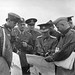 31. Antonescu şi ofiţeri germani studiind o hartă