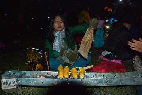 Bakar jagung bakar sambil menerbangkan lampion di acara Dieng Culture Festival 2014