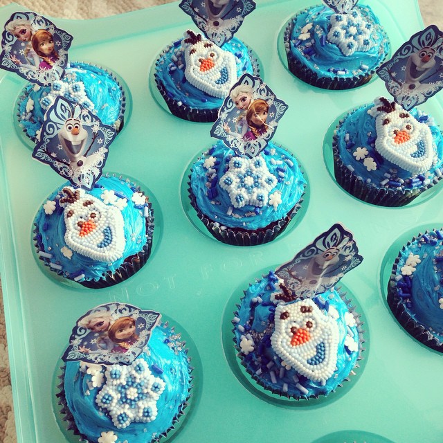 Day 20. Bright. Today I baked Frozen cupcakes for Autumn's birthday treat for school tomorrow. I just love how BRIGHT and vibrant this aqua blue vanilla icing is from #pillsbury ! We found Olaf and snowflake candies to put on them at the party store, Froz