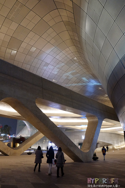 《韓國首爾自由行》必訪國民老公孔劉代言ZenFone廣告拍攝地點！來到東大門設計廣場DDP也好像來到外星人的家！LED玫瑰花海也持續展出中喔~~ @強生與小吠的Hyper人蔘~