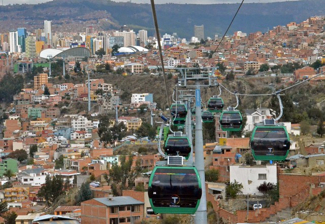 04.12.14. (La Paz) - El presidente Evo Morales inaugura la Línea Verde de "Mi teleférico", que va de la Curva de Holguín a Irpavi. (Foto: Enzo De Luca)