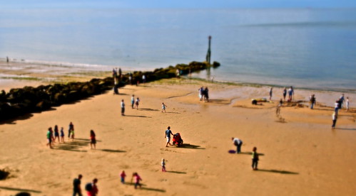 sea england people holiday blur beach sunshine sand holidays europa europe norfolk olympus sheringham sandieshaw holidayresort sandyshore epl1 mickyflick