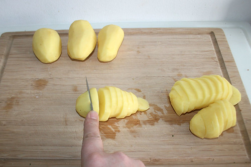 21 - Kartoffeln in Scheiben schneiden / Cut potatoes in slices