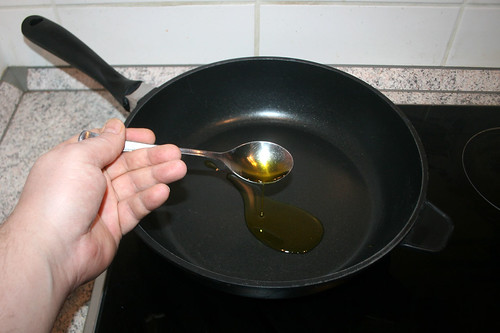 21 - Olivenöl in Pfanne erhitzen / Heat up olive oil in pan