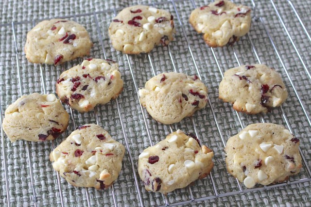 white-chocolate-cranberry-cookies-cooling-rack
