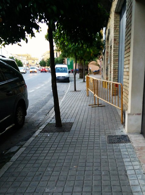 Calle Tinajas: valla y desagüe