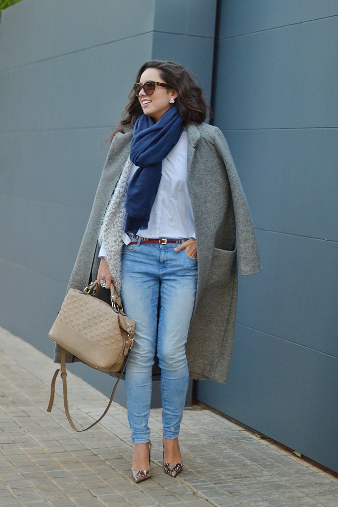 Cómo combinar una de las tendencias del año: abrigo largo gris