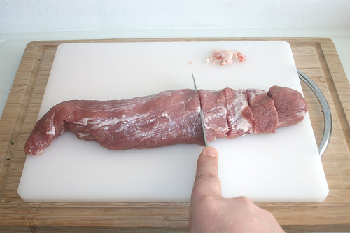 27 - Schweinefilet in Medaillons schneiden / Cut pork loin to medaillons