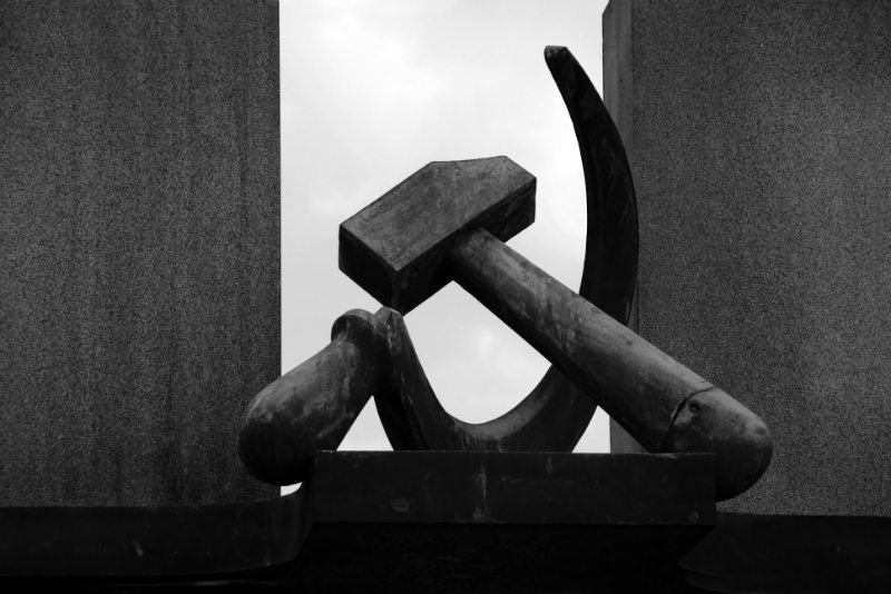 150117_hammer_and_sickle_sculpture_BW_6x9